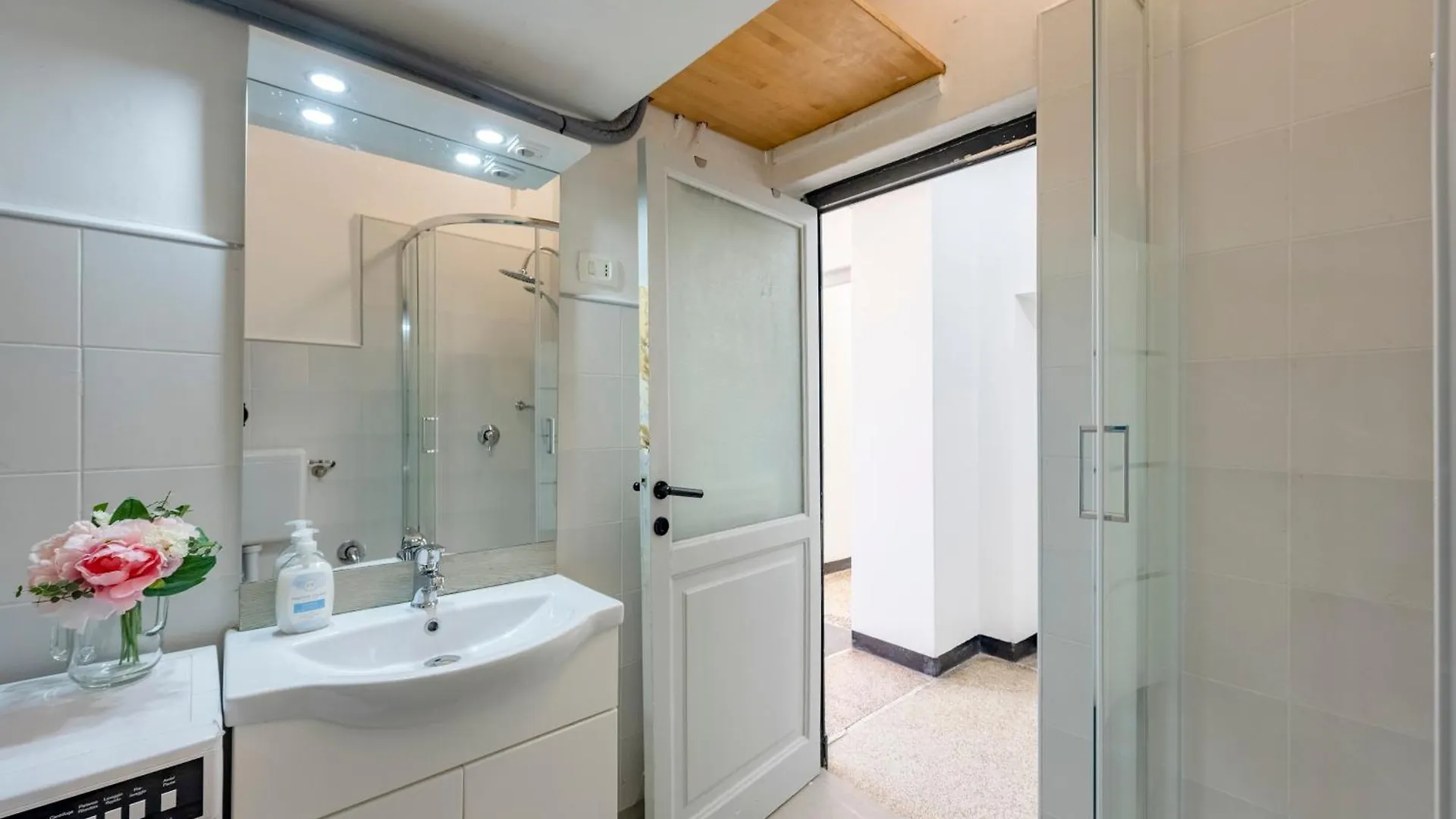 Piazza Colombo House Historic Center - Happy Rentals Genoa Italy