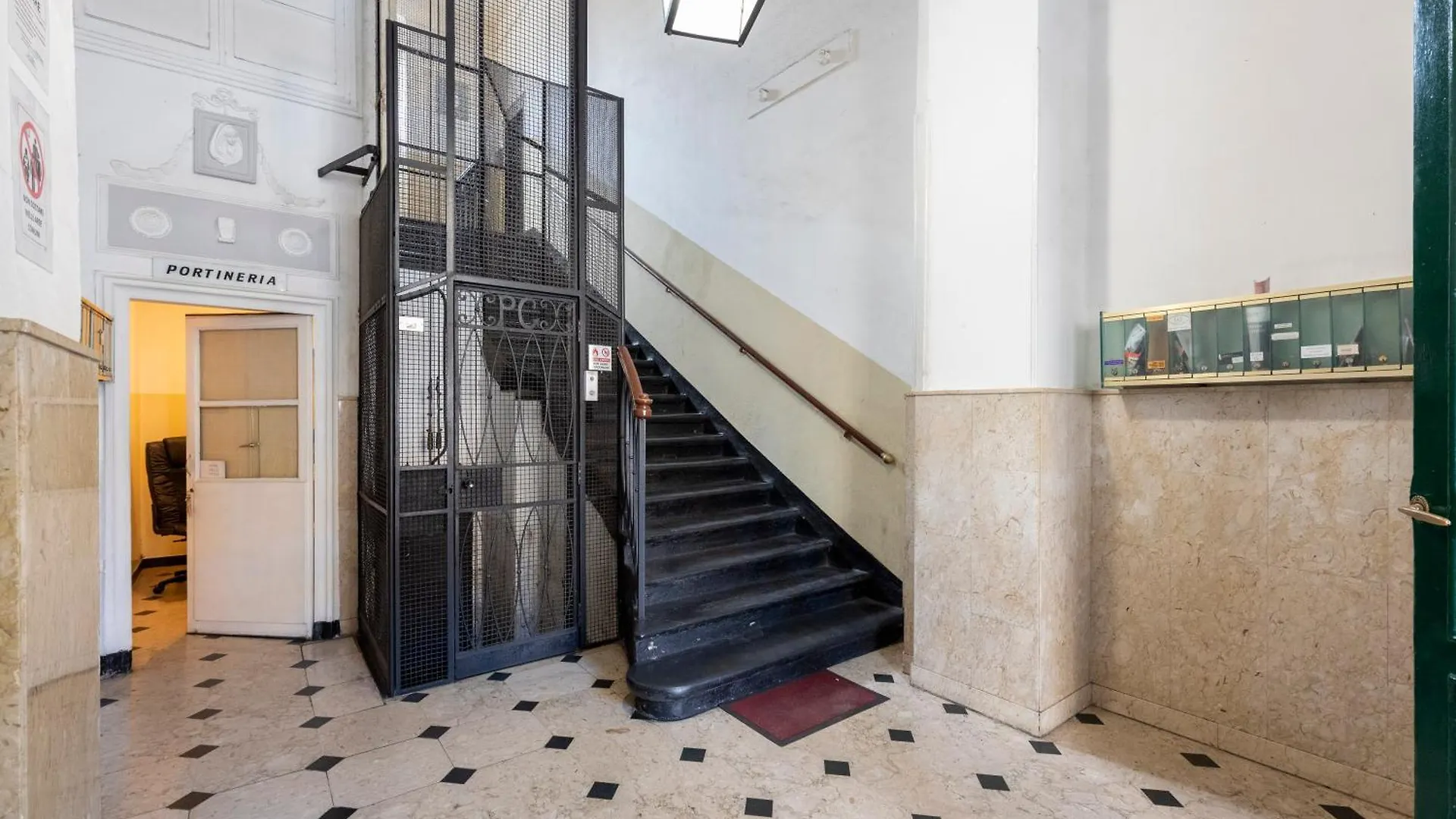 Apartment Piazza Colombo House Historic Center - Happy Rentals Genoa