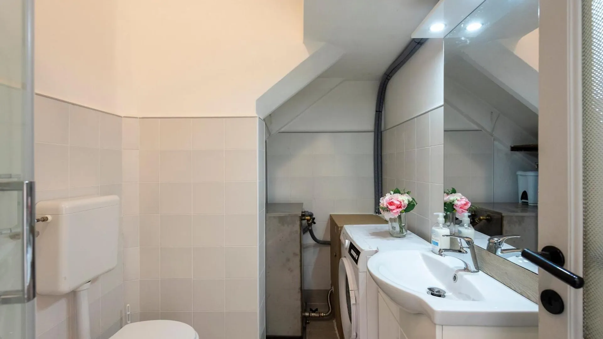 Piazza Colombo House Historic Center - Happy Rentals Genoa Apartment