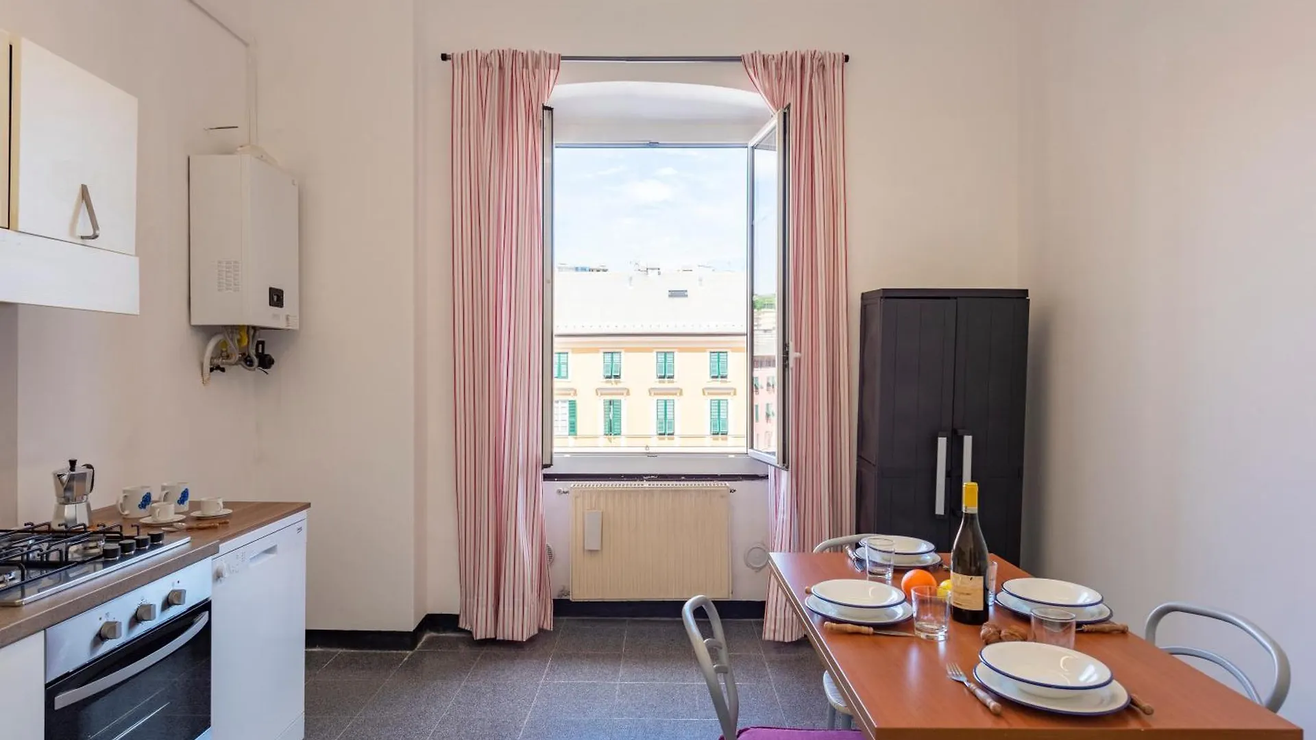 Piazza Colombo House Historic Center - Happy Rentals Genoa Italy