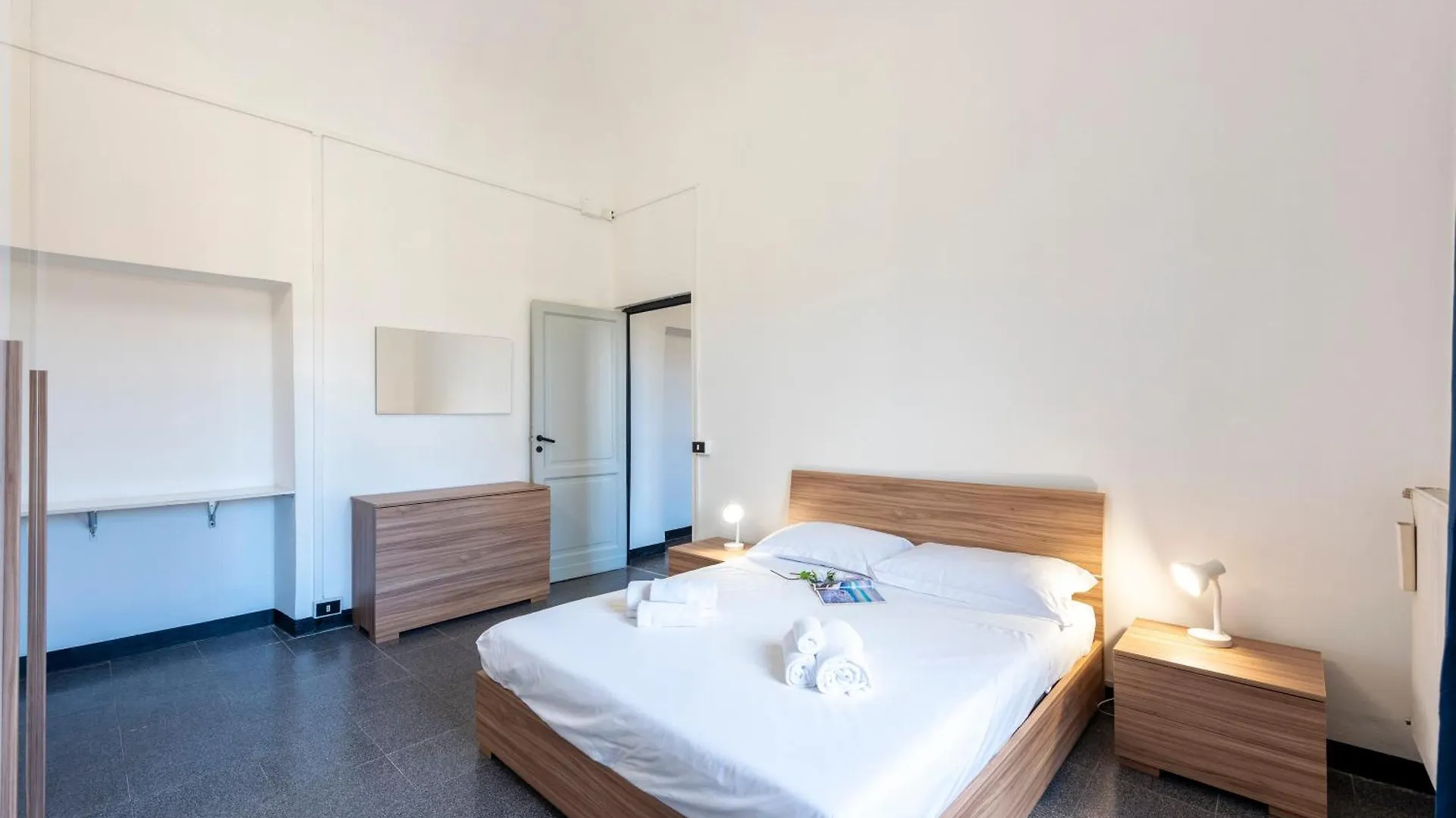 Apartment Piazza Colombo House Historic Center - Happy Rentals Genoa