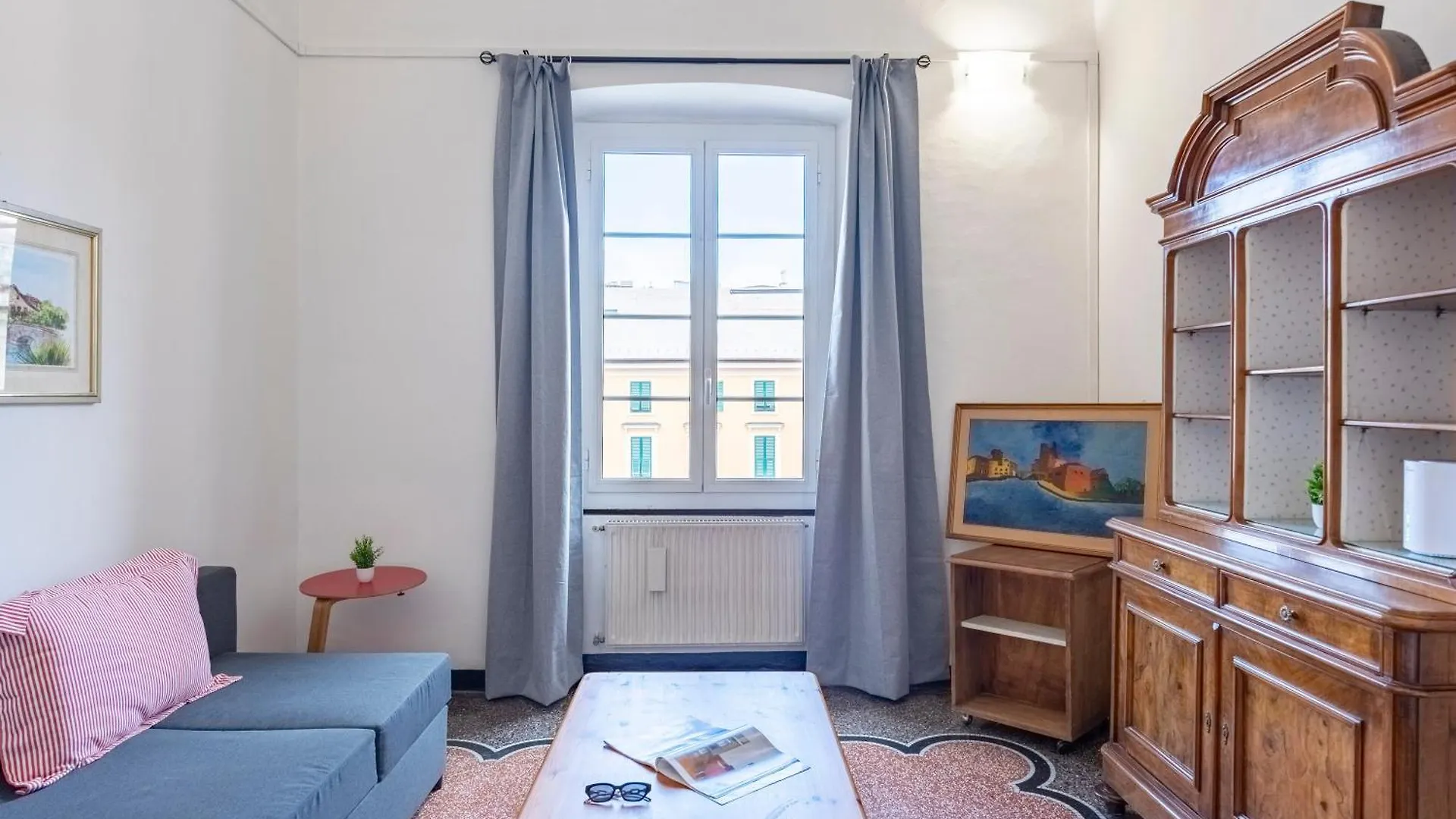 Piazza Colombo House Historic Center - Happy Rentals Genoa Italy