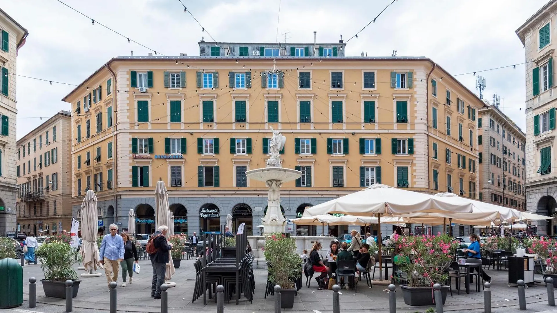 Piazza Colombo House Historic Center - Happy Rentals Genoa Apartment